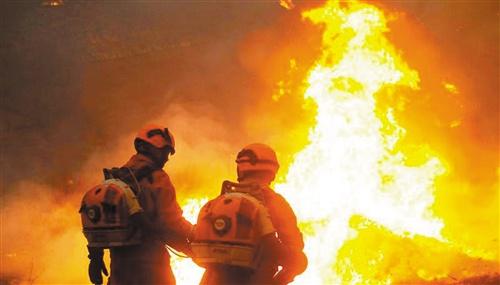 3月29日，消防队员们在山西长治市沁源县郭家坪村全力扑救山火。 （资料图片）