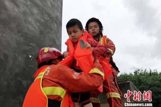 广东惠州消防在重灾区转移222名被困民众