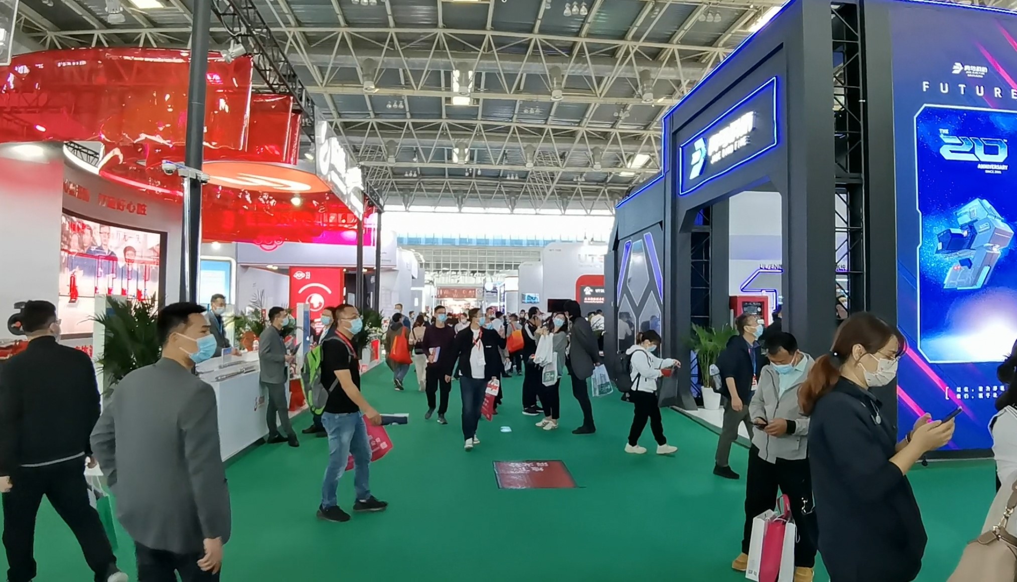 观众在2021中国国际消防设备技术交流展览会现场参观