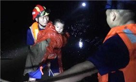 湖北恩施山洪致7人遇难 救援队在现场“拉网式”搜救
