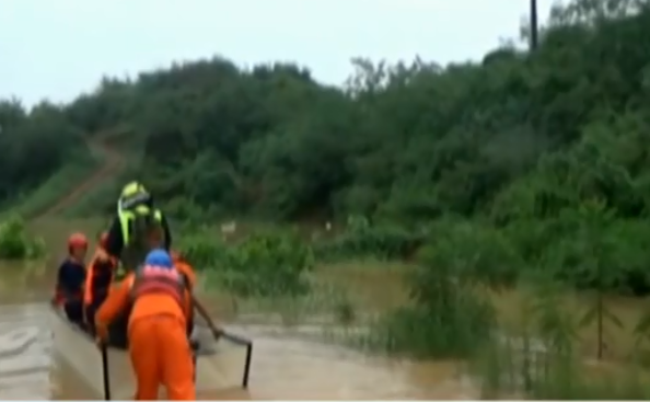 河南洛阳：山洪爆发三人被困 消防紧急救援