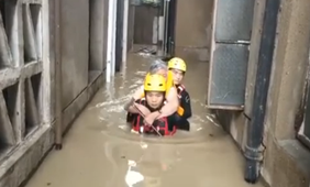 浙江临海：洪水致多名老人房间被困，消防紧急救援