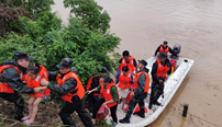 广西北部多地遭遇洪灾 武警官兵紧急救援