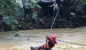 暴雨突袭广西全州一老人被困孤岛 消防横渡营救