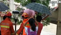 南方多地强降雨 湖南永州：暴雨突袭东安县 紧急救援被困者