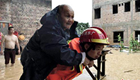 广东惠州消防在重灾区转移222名被困民众