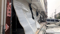 义马爆炸现场外一公里的街道：卷帘门扭曲成“麻花”