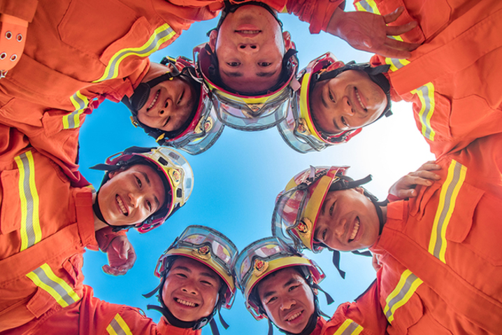 广西来宾：世界微笑日，快来围观消防员们的微笑