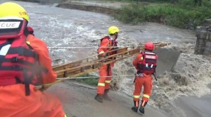 黑龙江：公路桥被冲塌6人受困 消防指战员急行百里冒雨施救