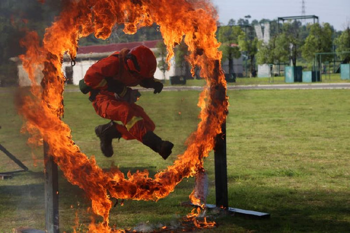 烈火炼真功看森林消防员的硬核训练