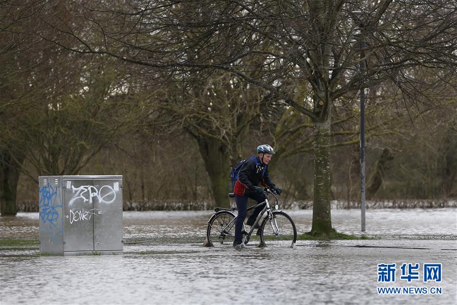 （国际）（7）英国部分地区遭受洪水侵袭