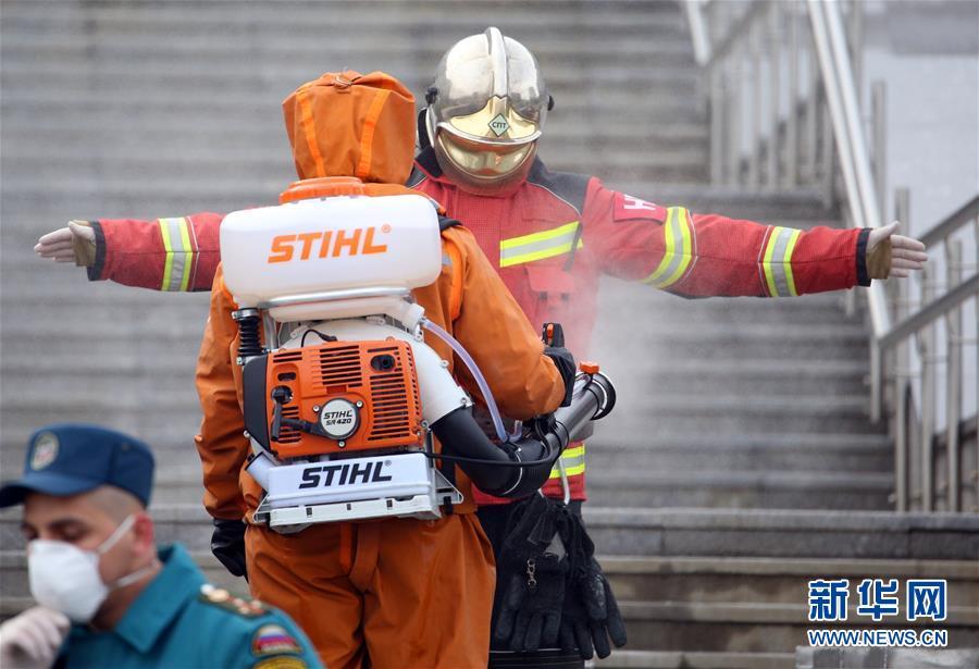 5月12日,在俄罗斯圣彼得堡,消防员在灭火后接受消毒.