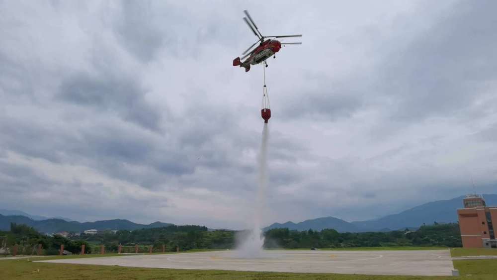 救火直升机的水桶图片