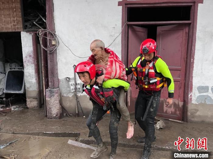 消防救援力量背着老人转移。　四川消防供图