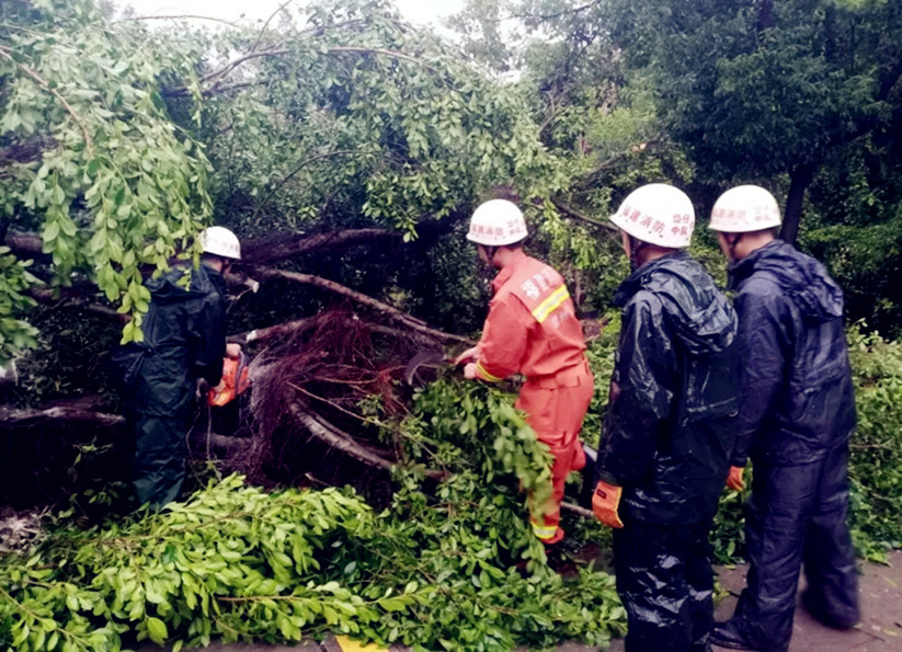 台风“米克拉”来袭 福建消防救援在行动