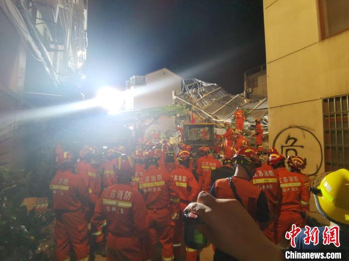 苏州吴江一酒店倒塌事故现场：大型设备破拆构件 搜救犬进入