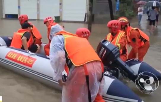 湖北南漳：强降雨致人员被困 消防紧急救援