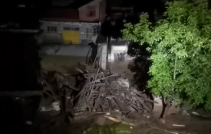 陕西商洛：山洪冲毁房屋 6名被困人员安全转移