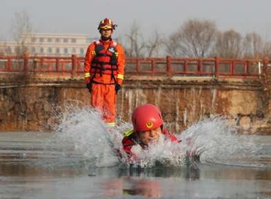 踏雪破冰强本领 多地消防救援队伍开展应对严寒冰冻天气演练
