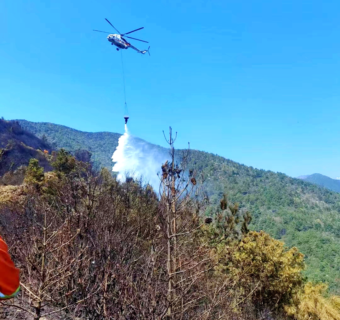 航空救援力量连续作战 快速高效扑救云南三起森林火灾