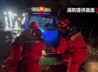 青海：突降暴雨人员车辆被困 消防展开救援