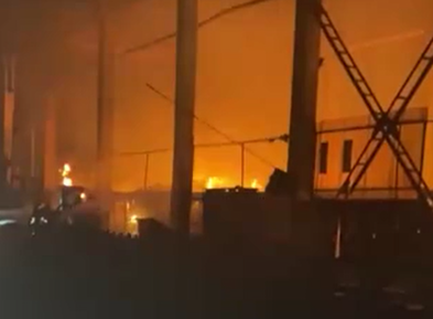 江苏扬州：夜晚厂房失火 消防员紧急救援