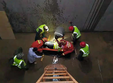 女工不慎坠入雨水调蓄池，消防紧急救援