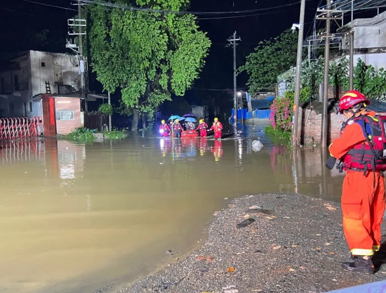 广西梧州暴雨内涝致34人被困