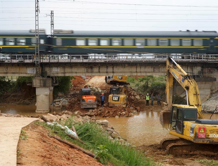江西丰城京九线铁路桥下河堤溃口顺利合龙