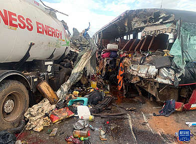 加纳一大客车与油罐车相撞 至少16人死亡