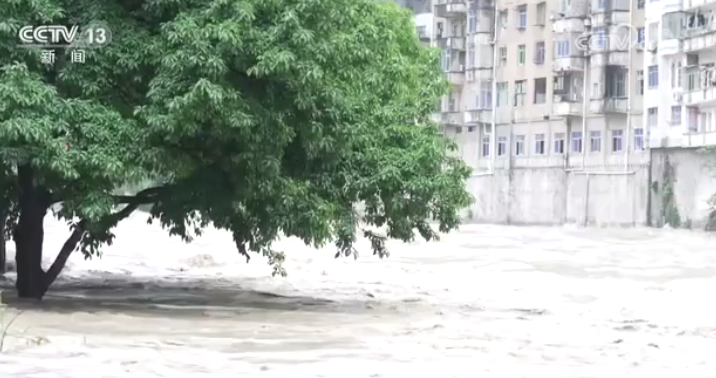 重庆巫溪：暴雨致河水快速上涨 当地紧急疏散群众