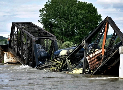 美国蒙大拿州发生一起火车脱轨事故