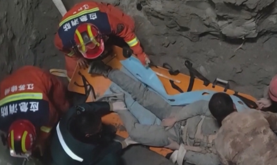 江苏徐州：一工人高空作业时坠入深坑 消防员救援