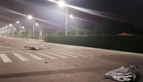 夜幕下的义马爆炸点：街头玻璃满地、电杆倒塌