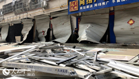 义马爆炸现场外一公里的街道：卷帘门扭曲成“麻花”
