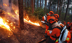 直击四川西昌森林火灾：阿坝森林消防支队紧急支援西昌泸山火场
