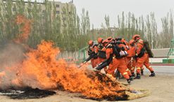 新疆森林消防开展火场紧急避险训练
