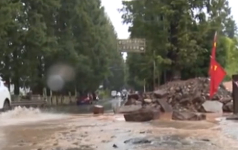 四川雅安：暴雨致道路桥梁受损 消防紧急转移被困者