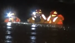 福建厦门：强降雨致车辆人员被困 消防紧急救援