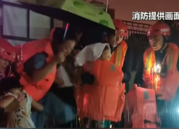 福建：暴雨橙色预警连发 紧急转移被困群众