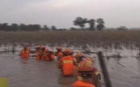山西晋中：河堤决口 消防员洪水中筑起人墙