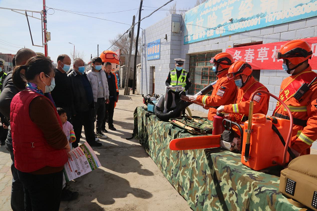 新疆阿勒泰森林消防支队进村入户开展森林防火科普宣教工作