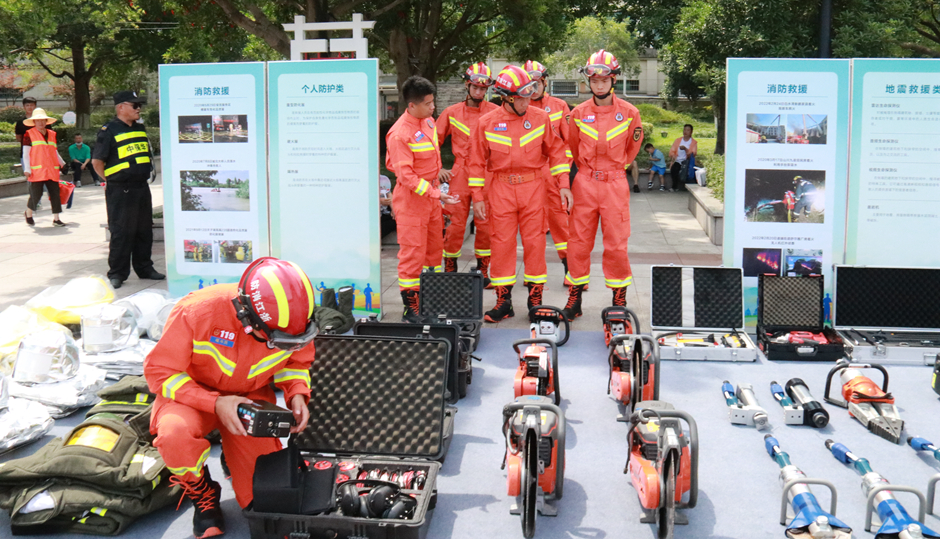 全国安全宣传咨询日活动现场应急装备展示区
