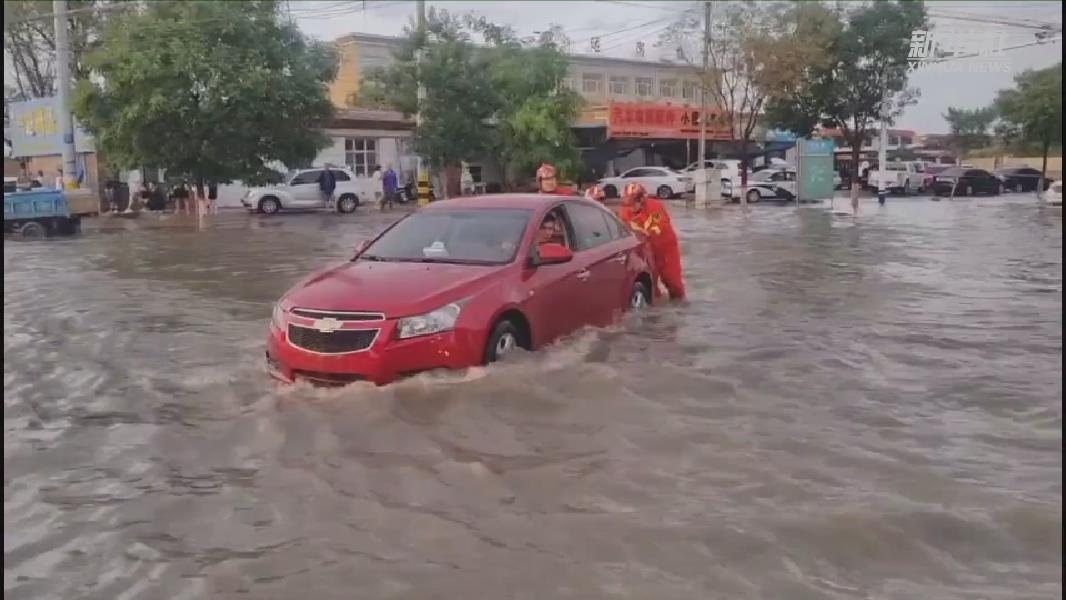 陕西榆林：暴雨来袭 消防紧急救助被困群众