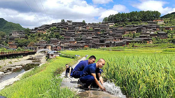 送水进村 及时灌溉 多地应急人为群众引水解难