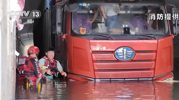 广西桂林 暴雨致多人被困 消防员成功救援