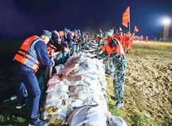 河南南阳开展夜间防汛演练 提升抢险救援能力